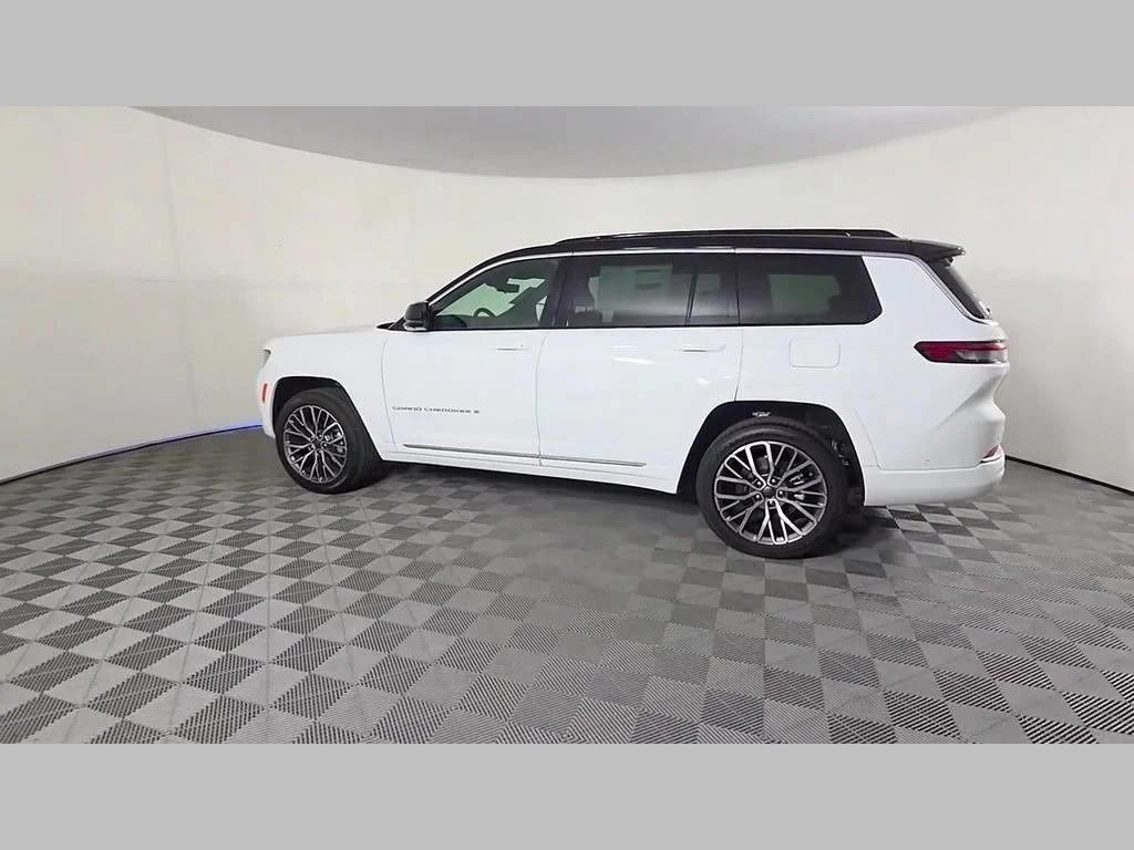 New 2026 Bright White Clear-Coat Exterior Paint Jeep Summit image 33