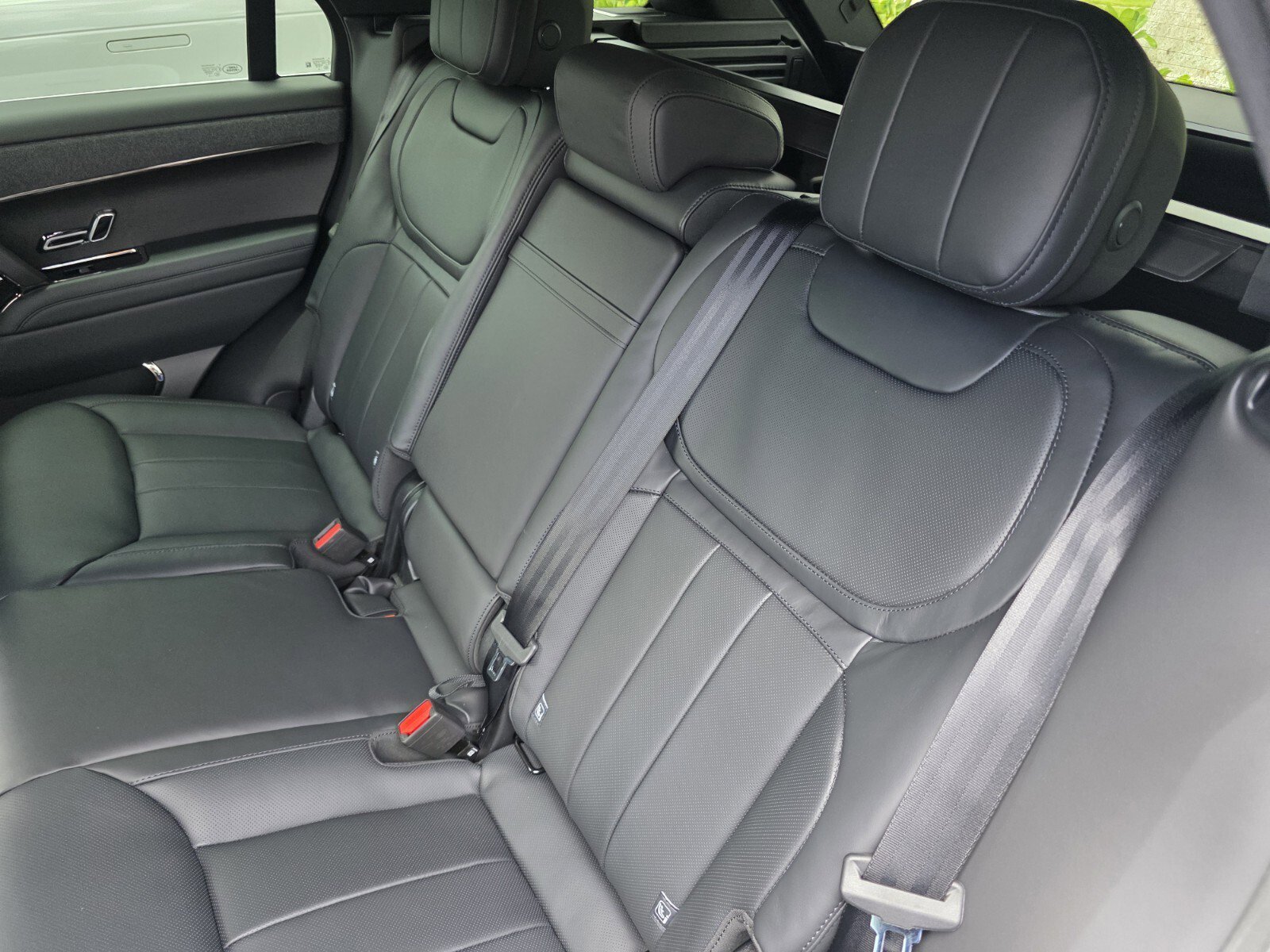 New 2026 Fuji White Land Rover P400 Dynamic SE image 14
