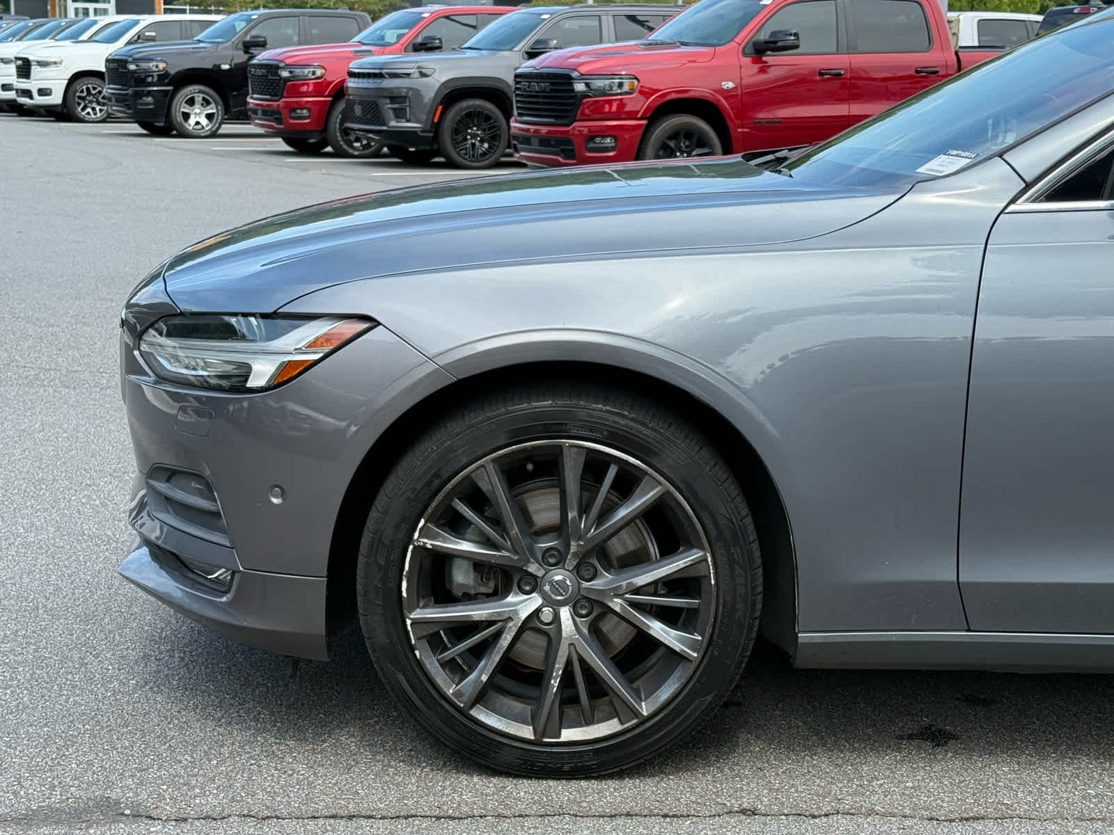 Used 2018 OSMIUM GRAY METALLIC Volvo Momentum image 11