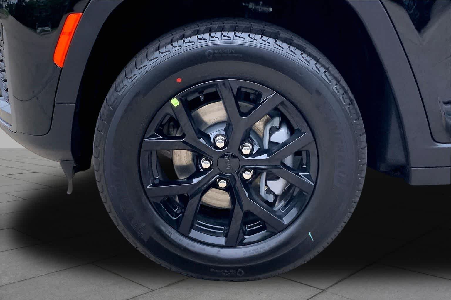New 2026 Diamond Black Crystal Pearlcoat Jeep Laredo Altitude image 11