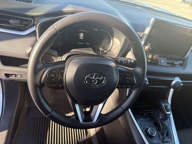 2025 Toyota RAV4 SE - Photo 16