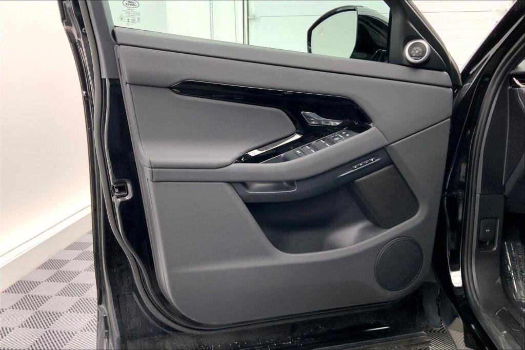 New 2025 Santorini Black Land Rover Core S image 19