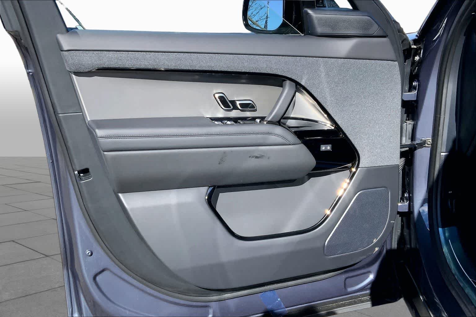 New 2026 Varesine Blue Metallic Land Rover SE image 10