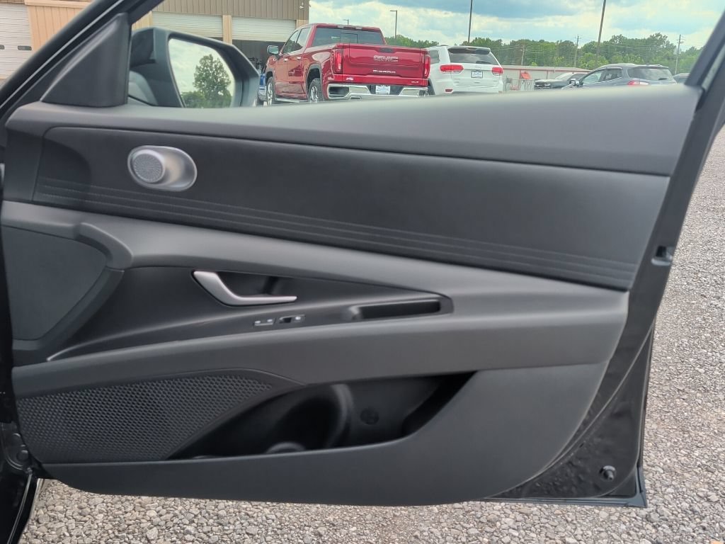 New 2026 Abyss Black Hyundai SE image 42