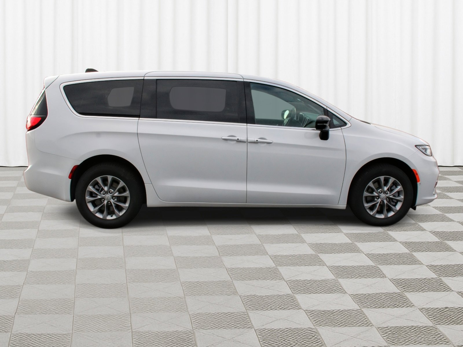 New 2026 Bright White Clear-Coat Exterior Paint Chrysler Select image 33