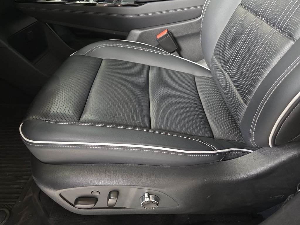 Used 2025 White Buick Avenir image 31