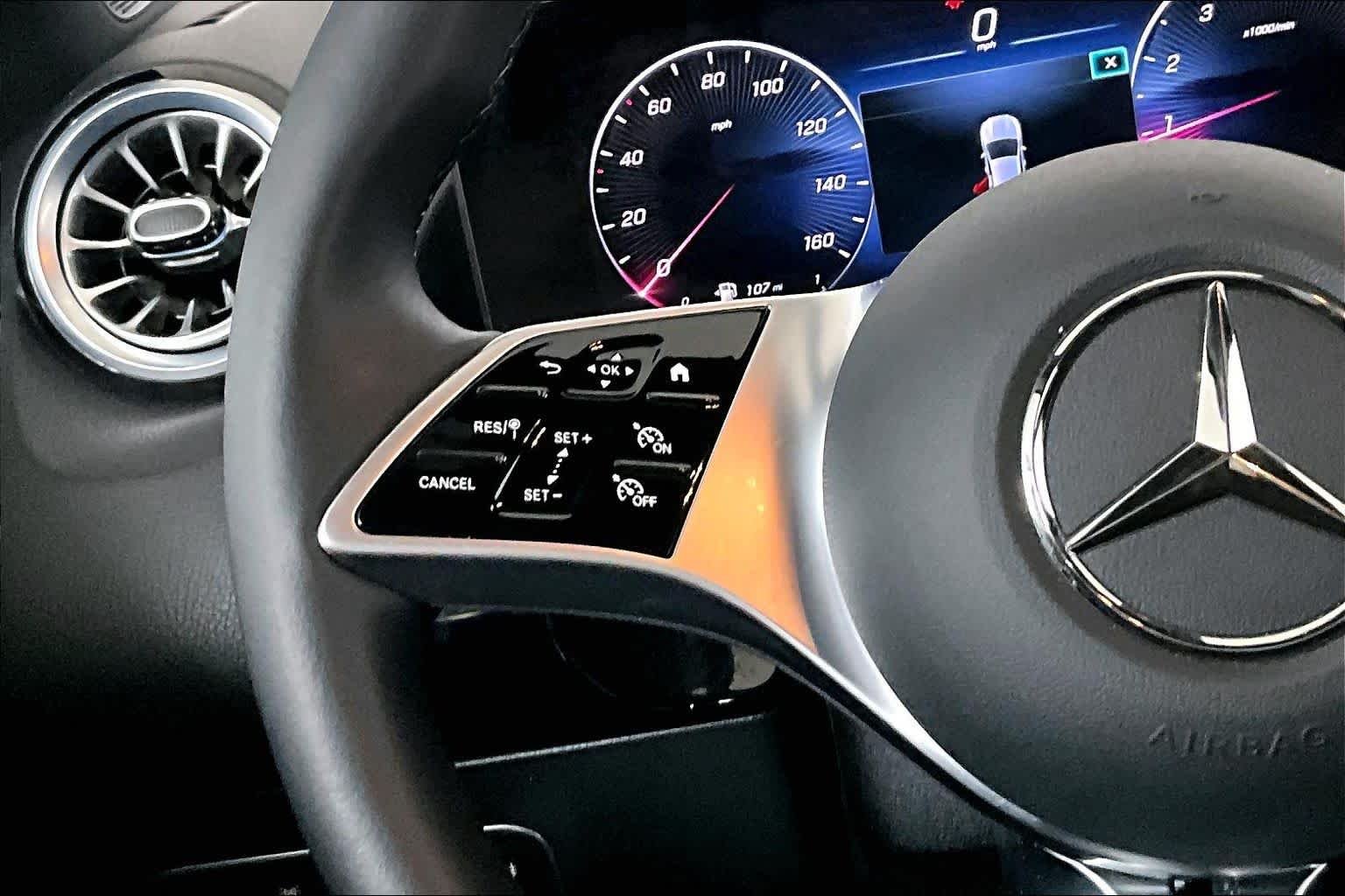 Used 2024 Digital White Metallic Mercedes-Benz GLA 250 image 24