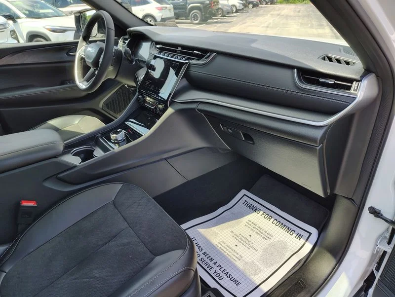 Used 2025 White Jeep Altitude X image 21