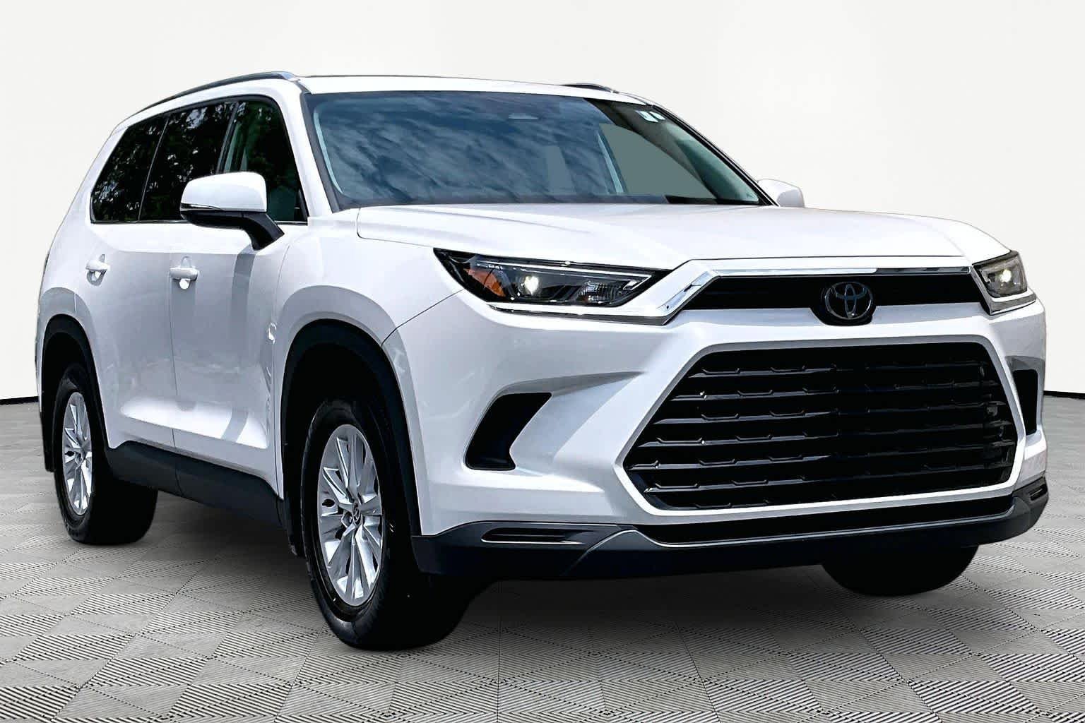 Used 2024 Wind Chill Pearl Toyota XLE image 3