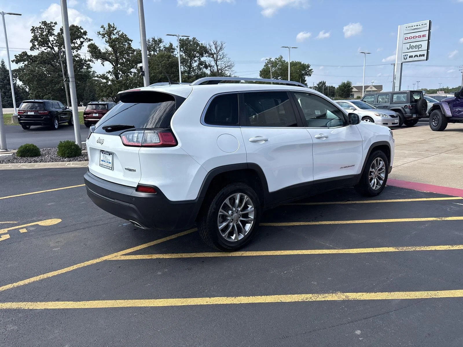 Used 2021 Bright White Clearcoat Jeep Latitude Lux image 5