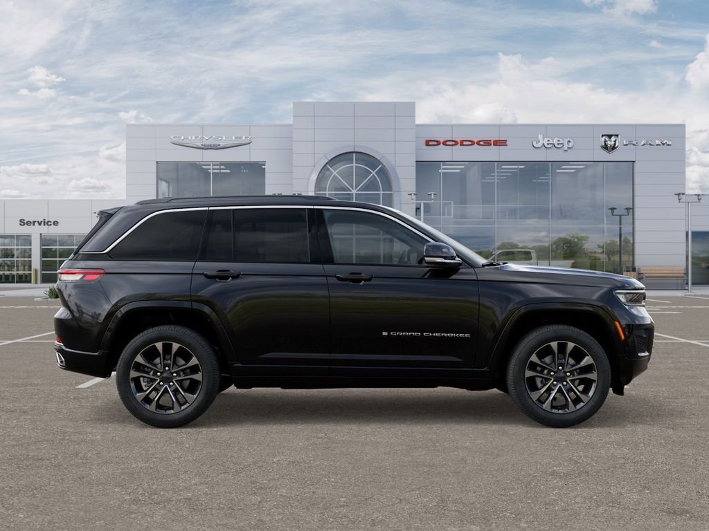 New 2025 Diamond Black Crystal Pearl-Coat Exterior Paint Jeep Overland image 21