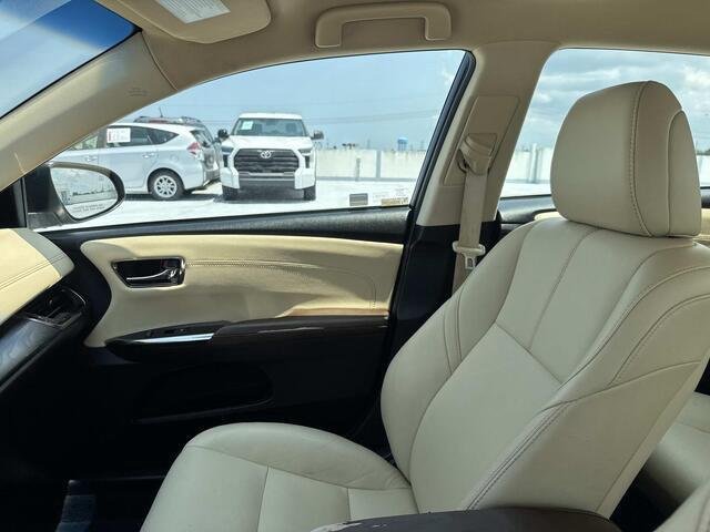 Used 2018 Creme Brulee Mica Toyota XLE image 15