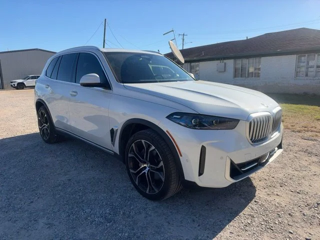 Used 2024 White BMW sDrive40i image 2