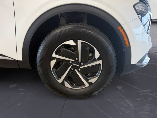 Used 2023 White Kia LX image 41