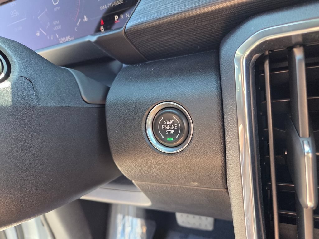 Used 2025 Summit White GMC FWD Elevation image 29