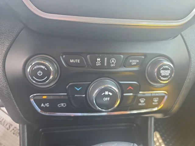 Used 2020 Silver Jeep Latitude image 16