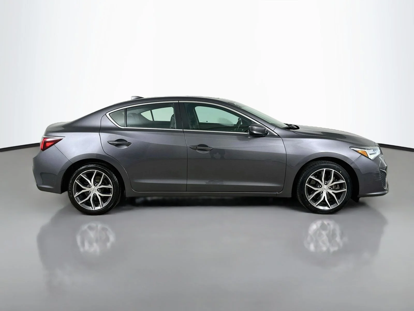 Used 2019  Acura  image 4