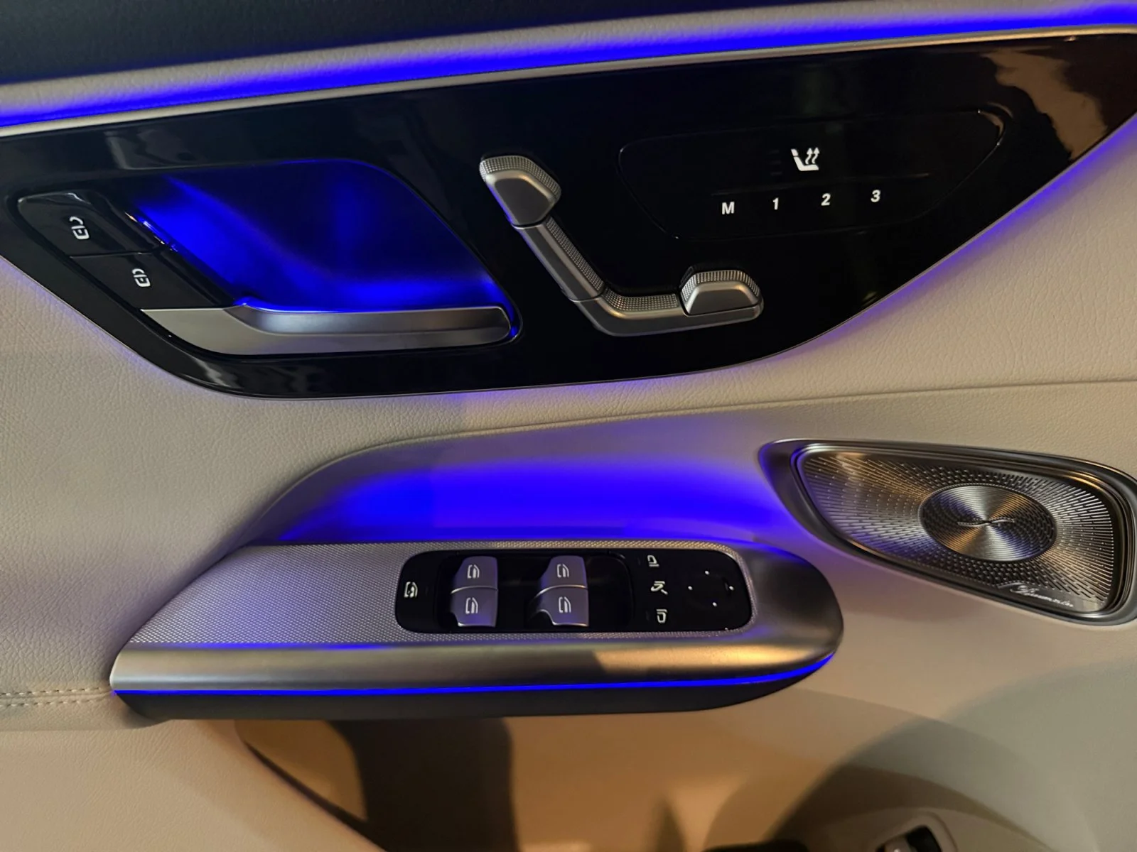 New 2027 Blue Mercedes-Benz GLC 300 image 17
