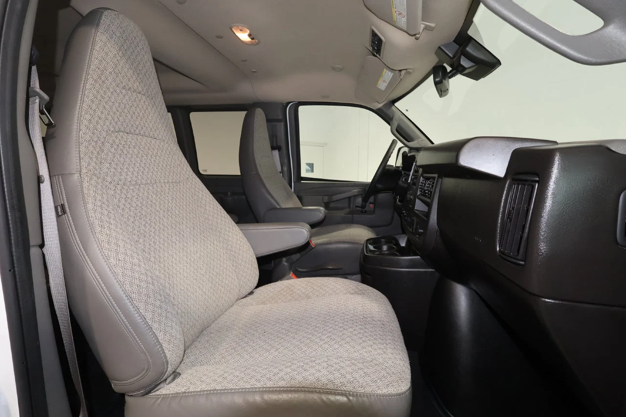 2025 GMC Savana Passenger LT - Photo 19