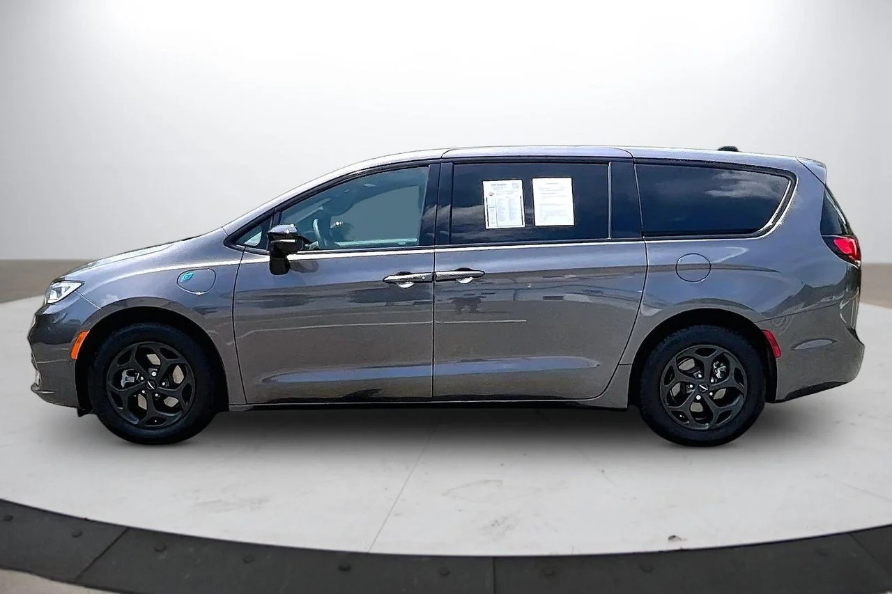 Used 2023 Gray Chrysler Limited image 5