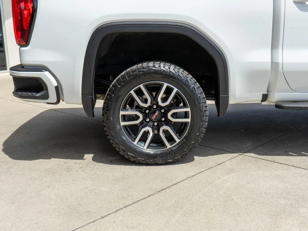 Used 2025 White GMC AT4 image 38