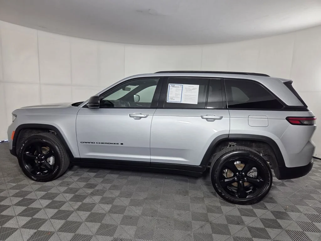 Used 2025 Silver Zynith Jeep Altitude image 10