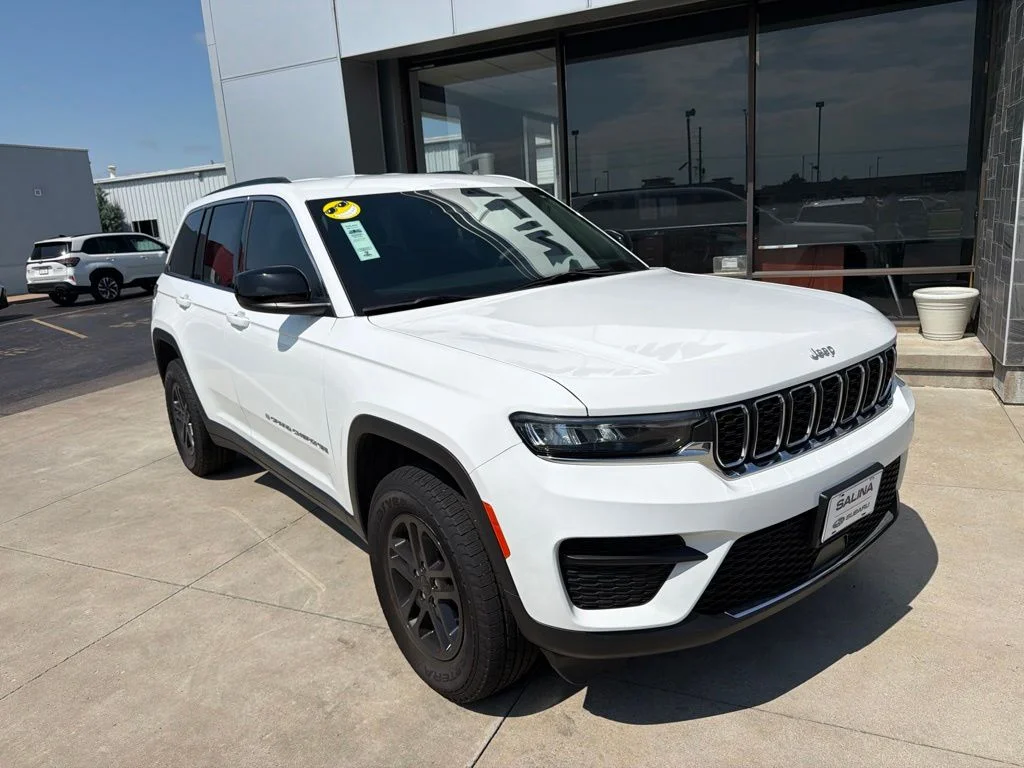 Used 2025 White Jeep Laredo image 1
