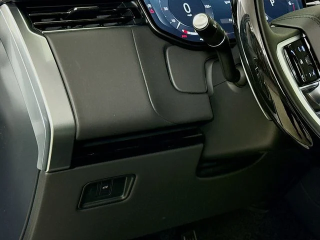 New 2026 Fuji White Land Rover SE image 10