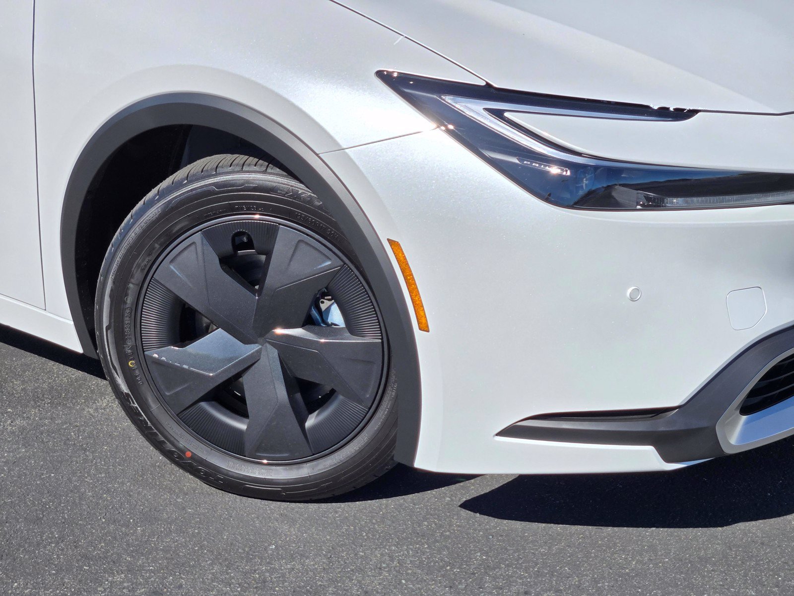 New 2026 Wind Chill Pearl <sup>1</sup> Toyota  SE image 6