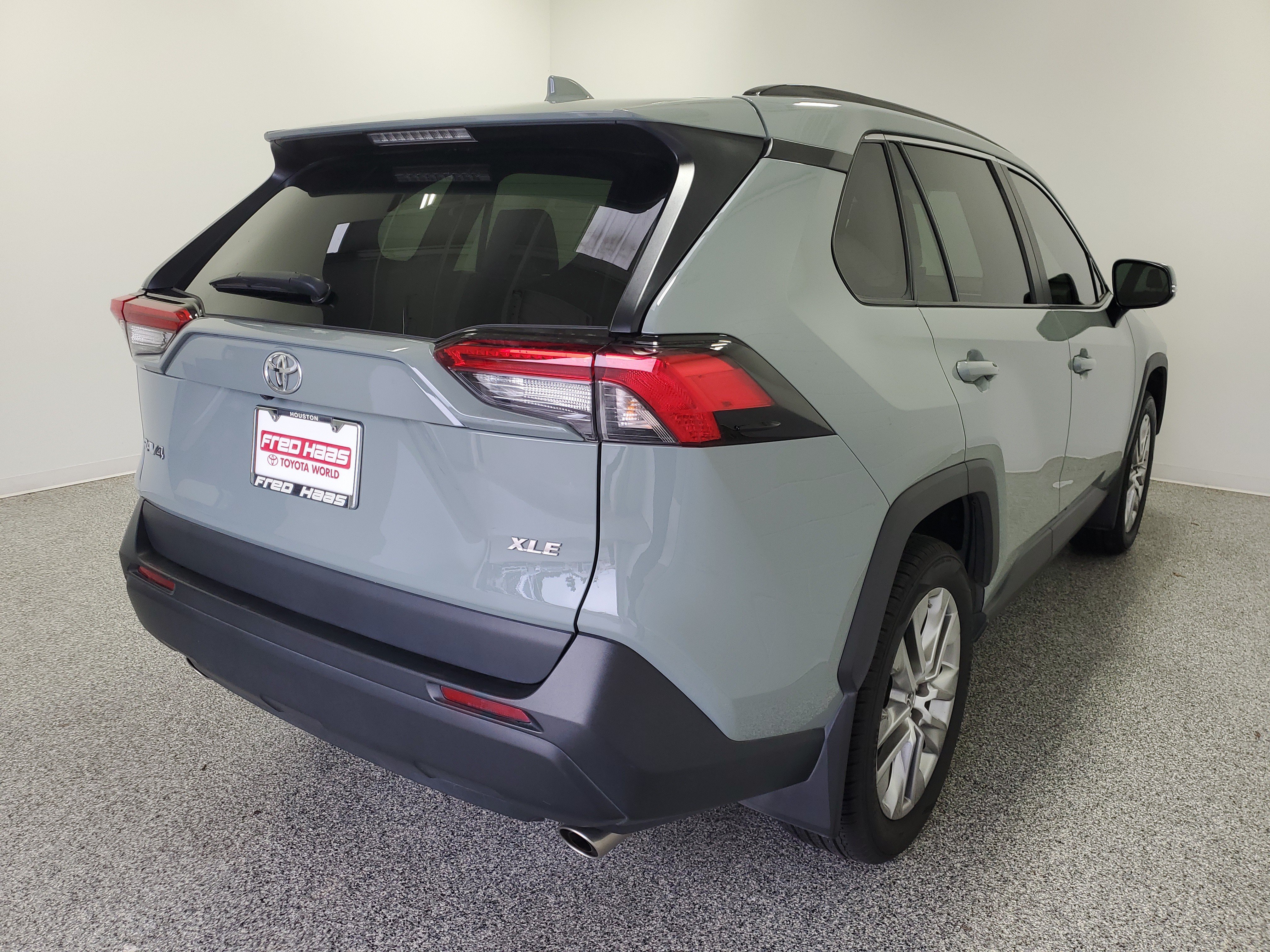 Used 2021 Lunar Rock Toyota XLE Premium image 5