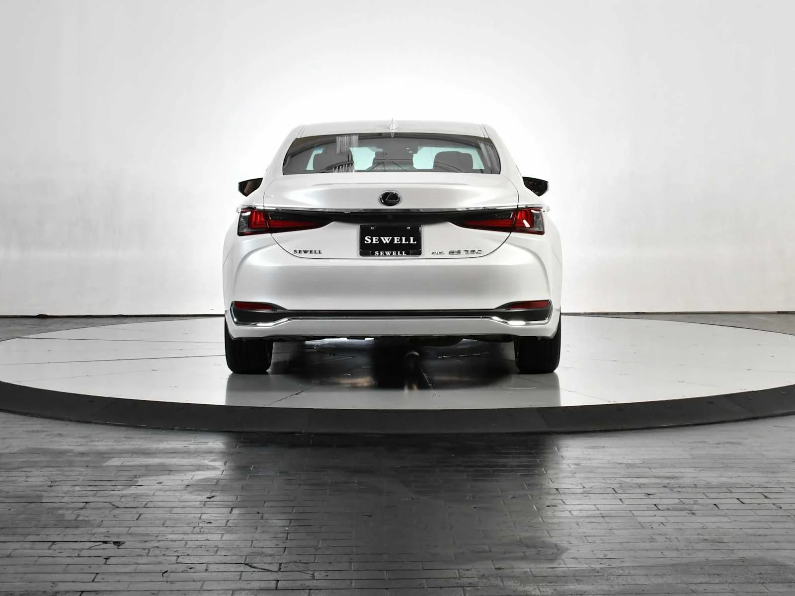 Used 2021 Eminent White Pearl Lexus  image 5