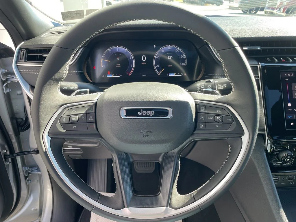 New 2025 Silver Zynith Exterior Paint Jeep Altitude X image 22
