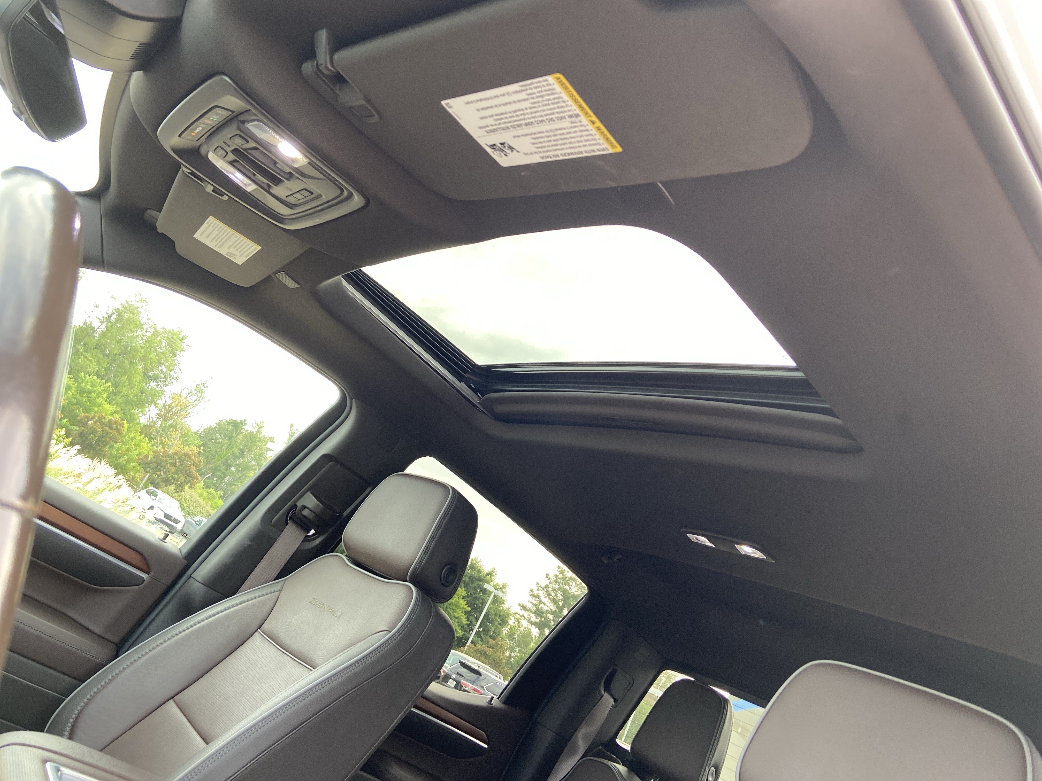 Used 2022 White Frost Tricoat GMC Denali image 29