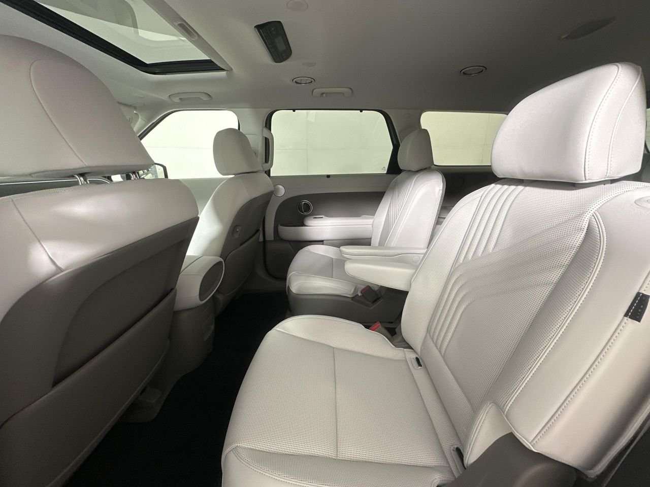 New 2027 Shimmering Silver Hyundai SEL Premium 7P image 22