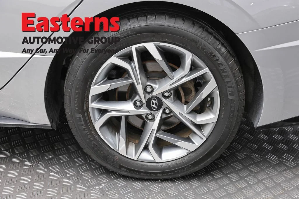 Used 2023 Silver Hyundai SEL image 8