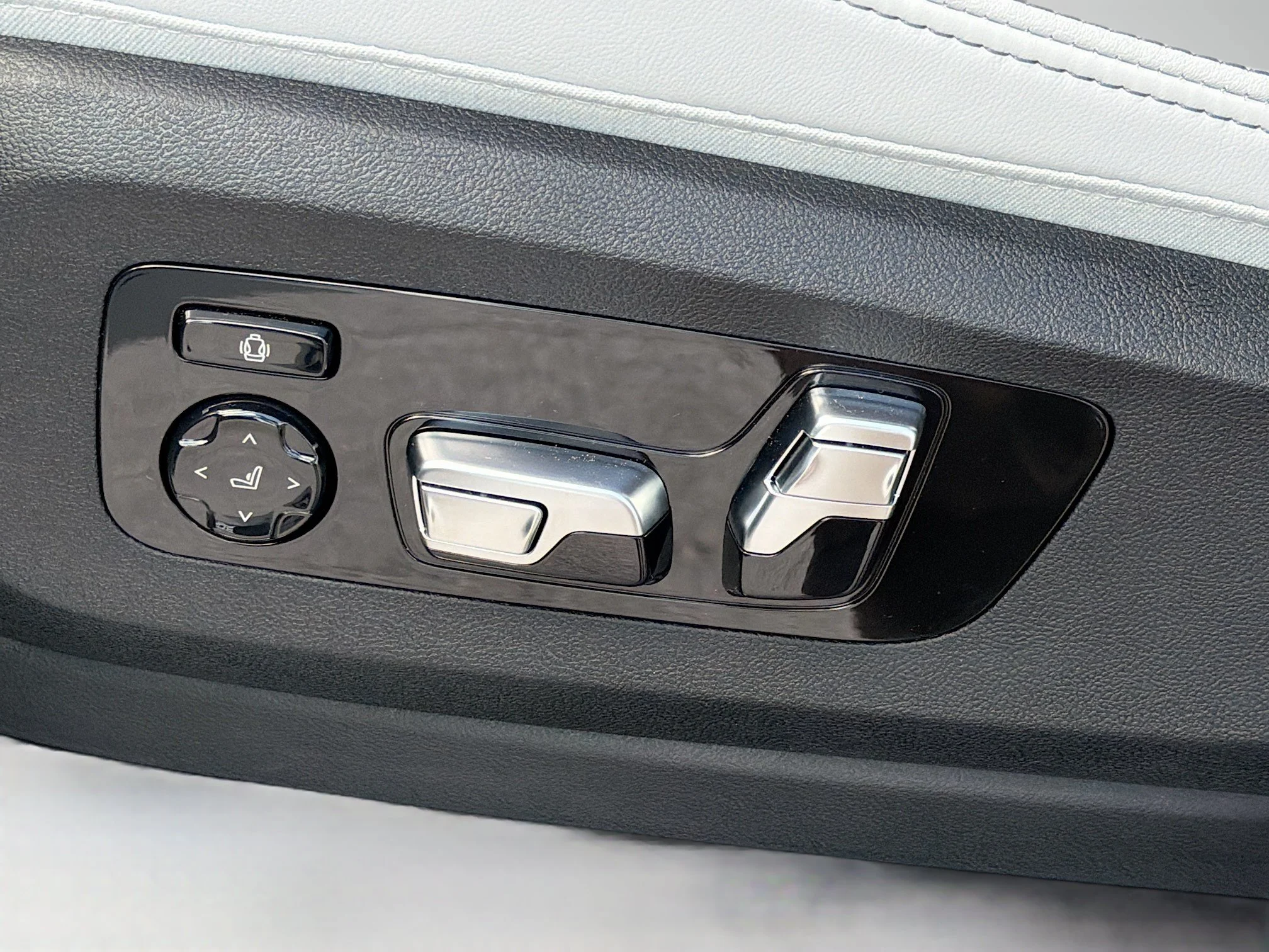 New 2026 Mineral White Metallic BMW xDrive40i image 24