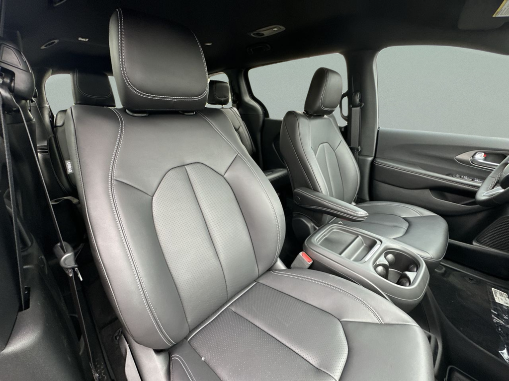 New 2027 Diamond Black Crystal Pearl-Coat Exterior Paint Chrysler Select image 38