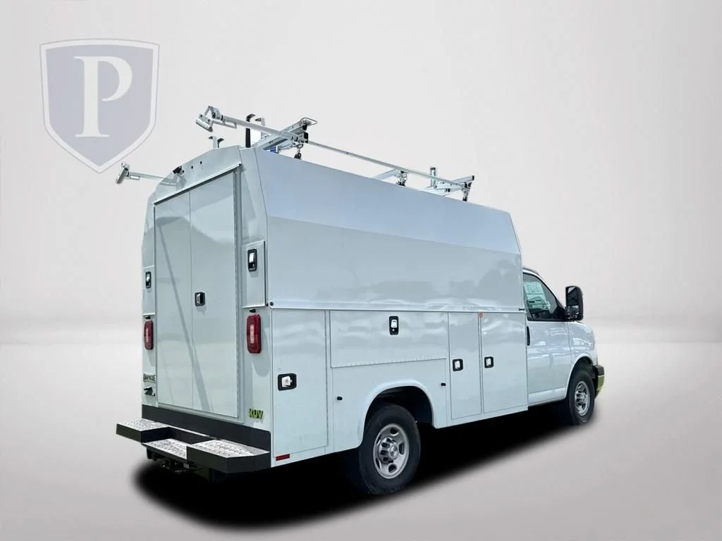 New 2025 Summit White Chevrolet 1WT image 4
