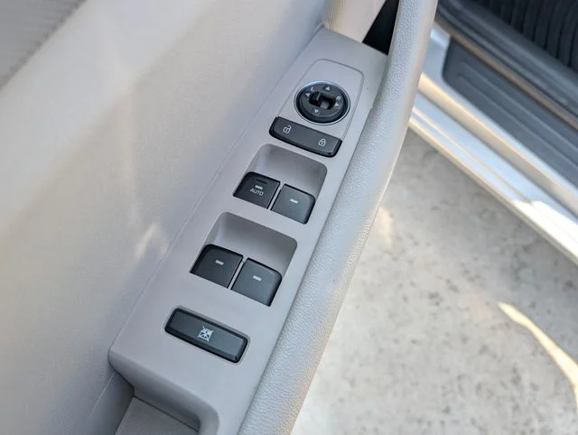 Used 2017 Silver Hyundai Base image 22