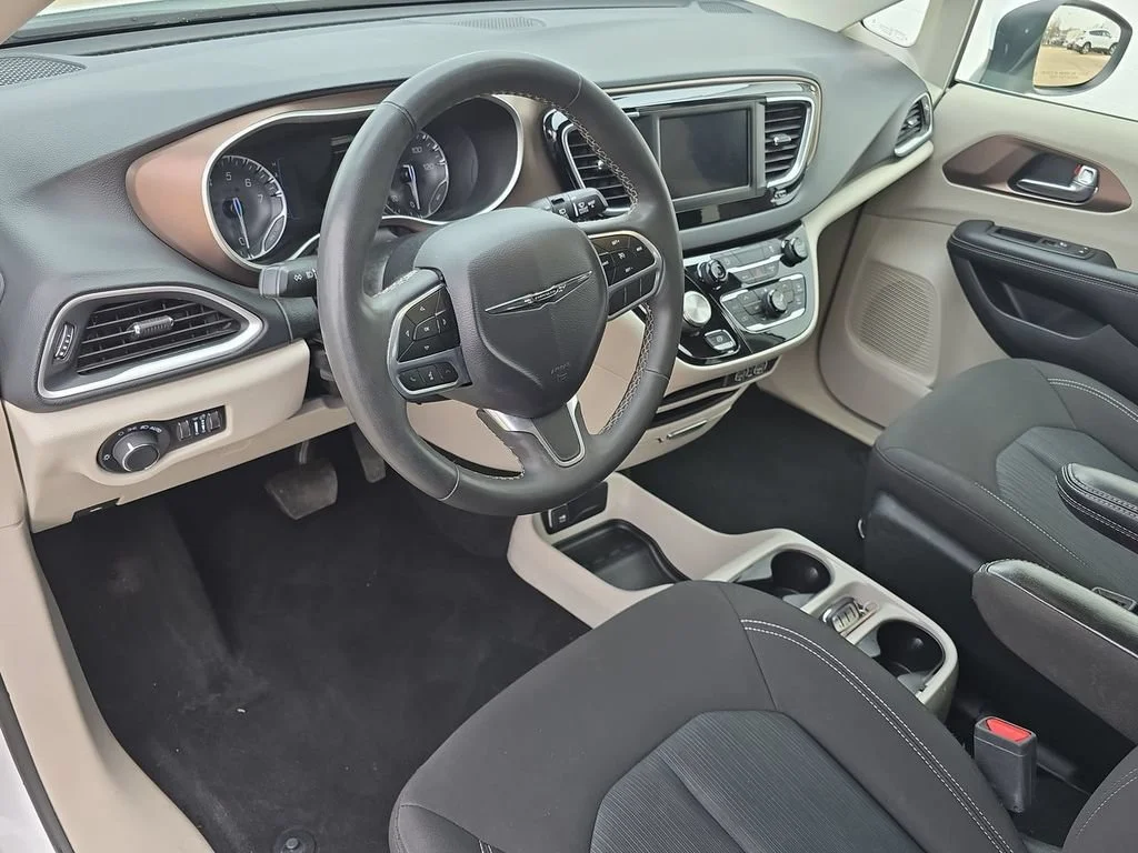 Used 2023 White Chrysler LX image 10