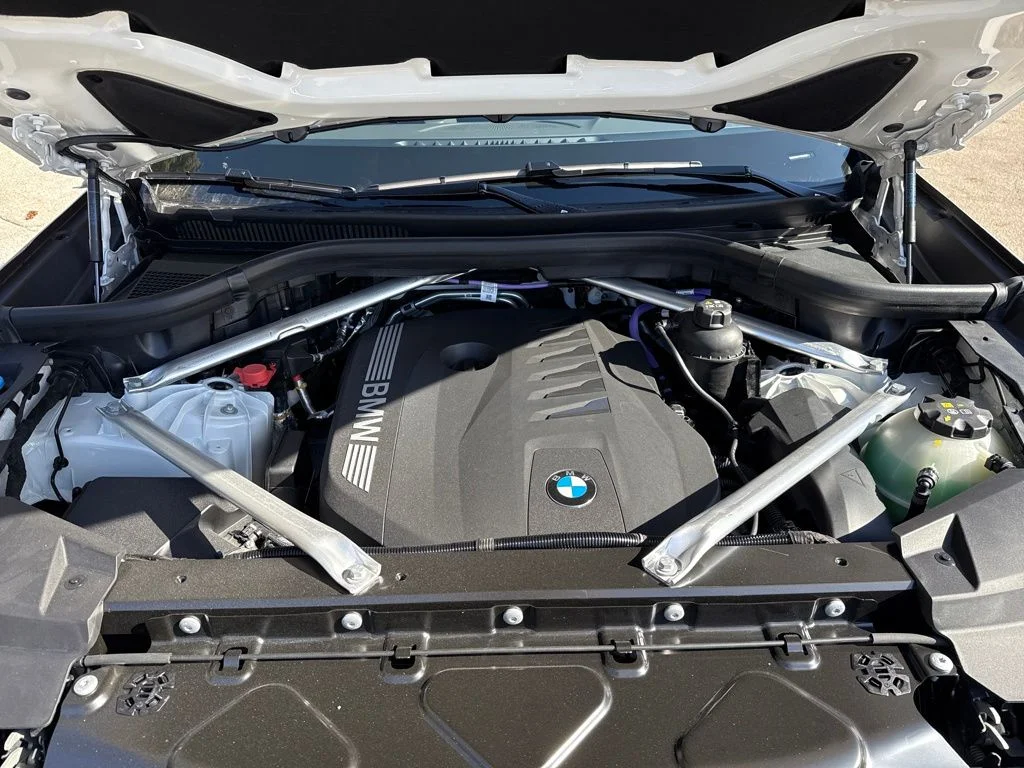 New 2026 White BMW xDrive40i image 28