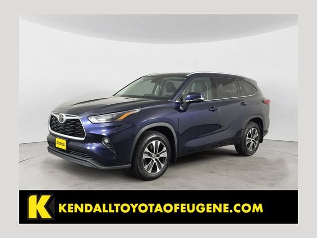 Used 2022  Toyota XLE image 1