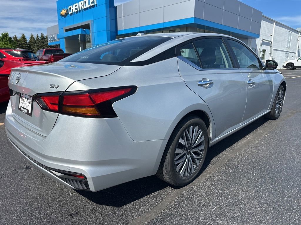 Used 2024 Silver Nissan SV FWD image 4