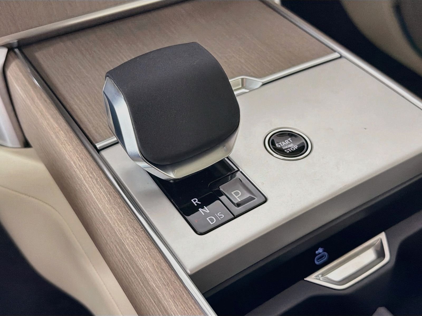 New 2026 Charente Grey LAND ROVER SE image 15