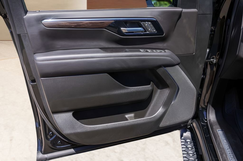 Used 2025 Black Chevrolet Z71 image 23