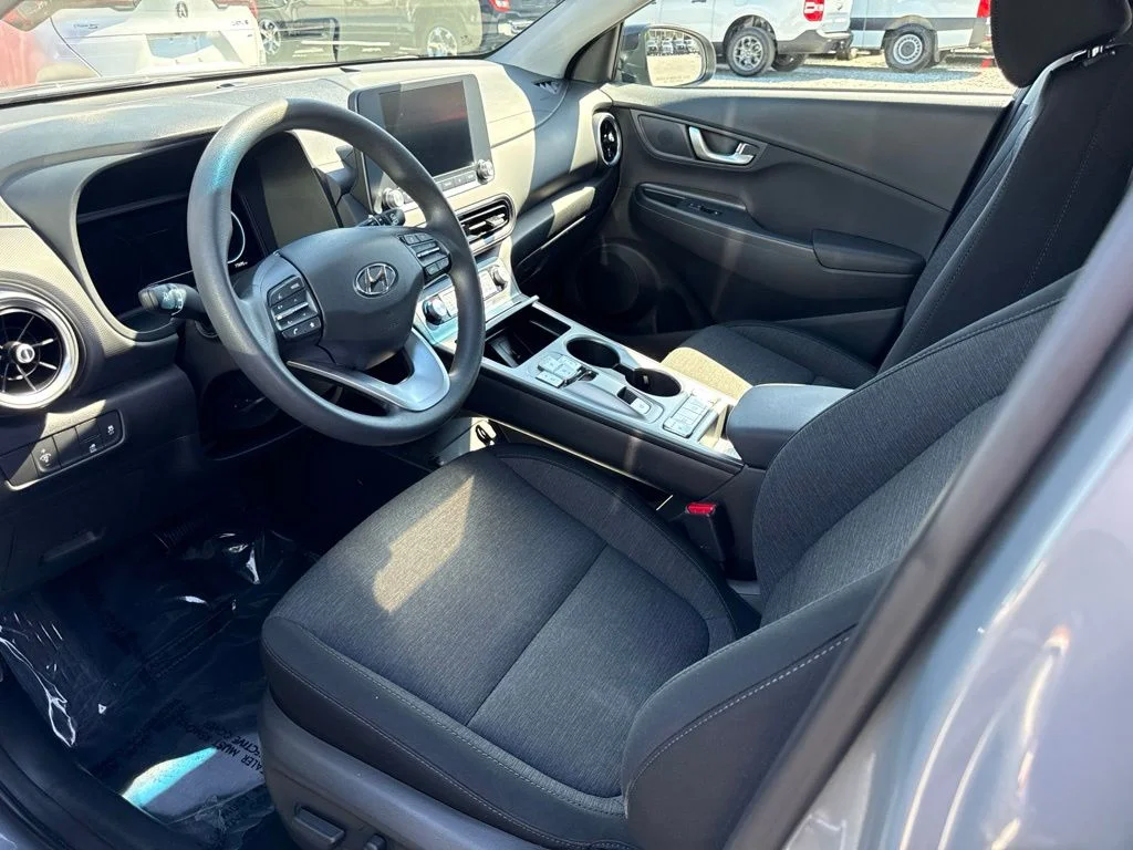 Used 2023 Gray Hyundai SE image 3