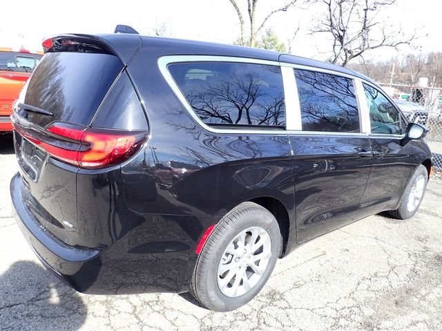 New 2026 Diamond Black Crystal Pearl-Coat Exterior Paint Chrysler Select image 7