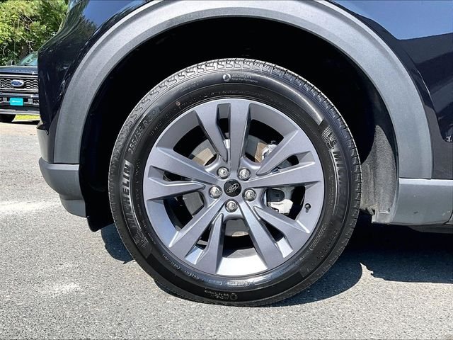 Used 2023 Black Ford XLT image 9