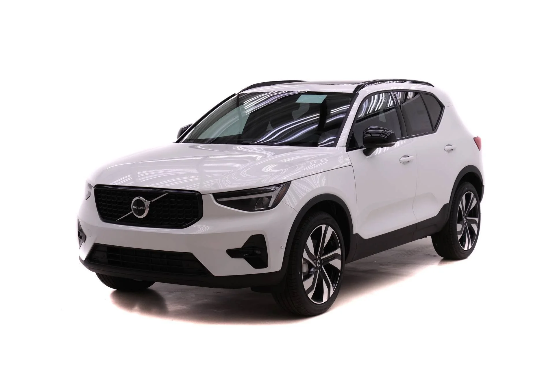 2026 Volvo XC40 B5 Plus Dark AWD's photo