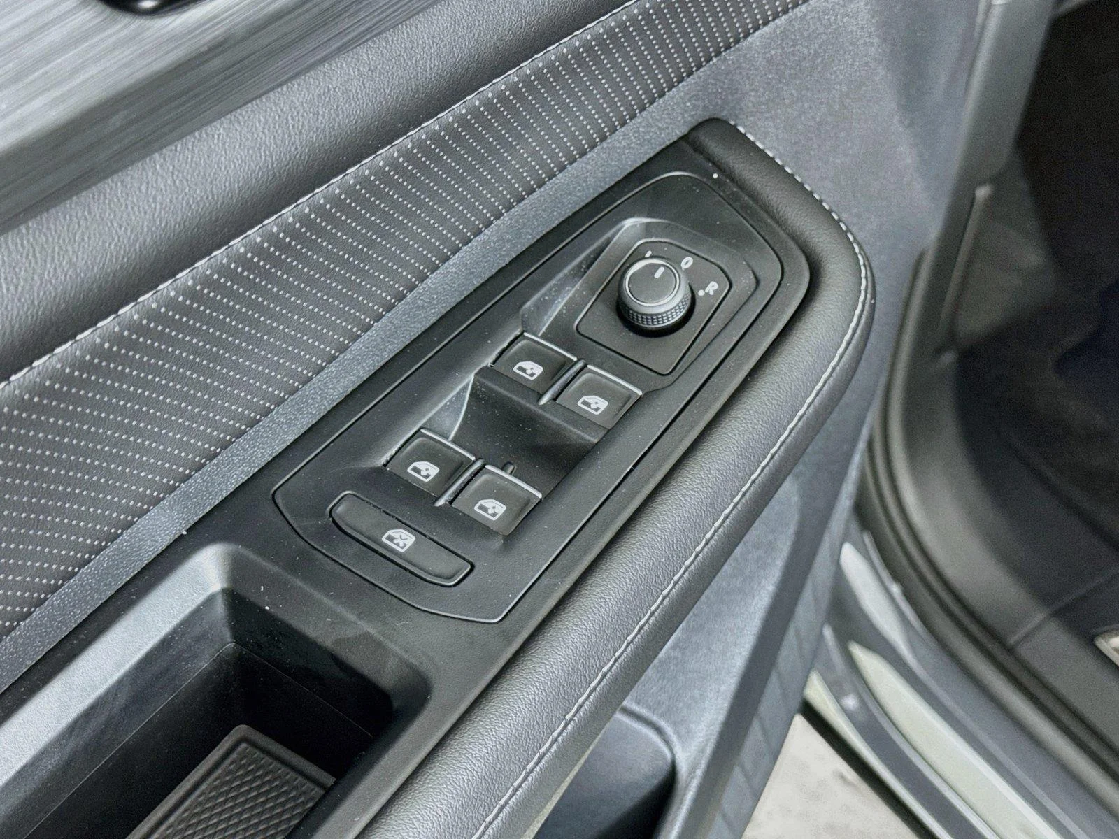 New 2026 Pure Gray Volkswagen 2.0T SE w/Technology image 17